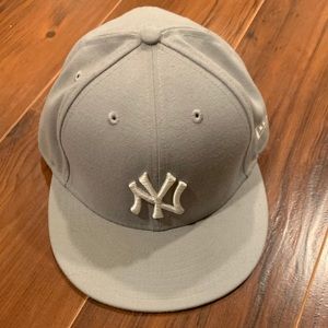 Grey New York Yankees flat brim fitted cap